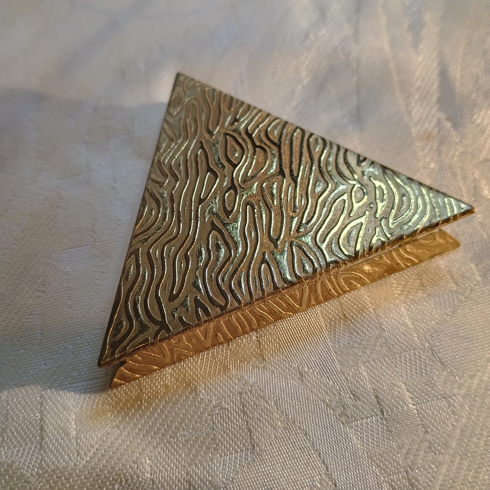 Gold and Pink Triangular Compact - Picture 2 of 5